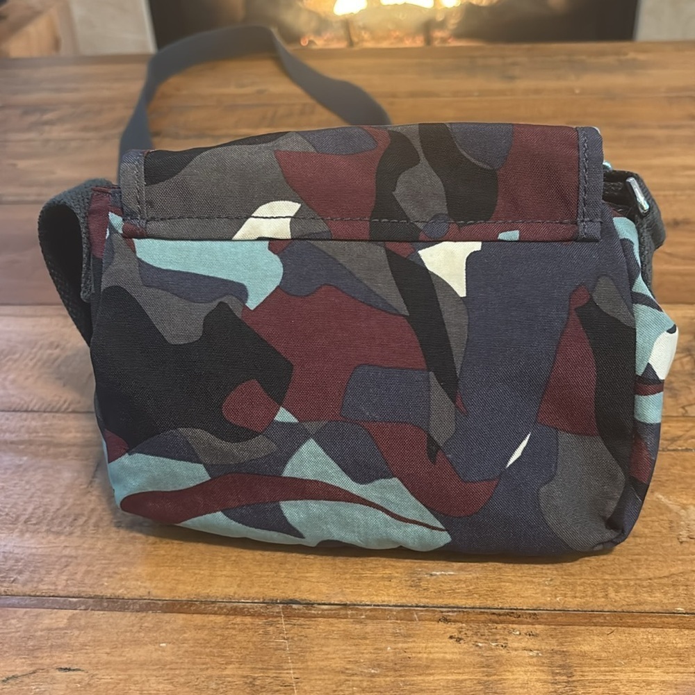 Kipling Camo Crossbody Bag Compact Durable Design - Picture 2 of 6